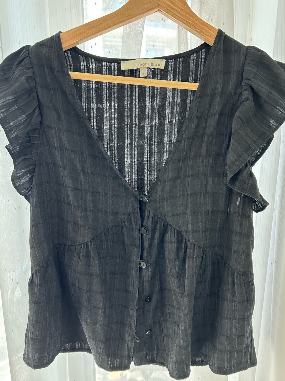 Monk & Lou Black Button-Front V-Neck Flutter Sleeve Blouse
